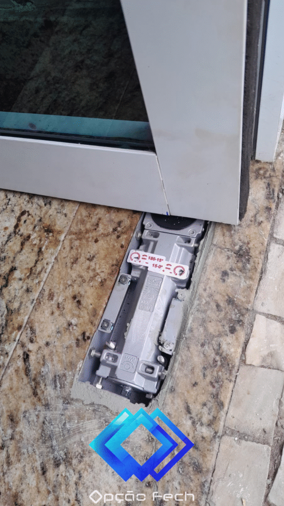 Instalação de Mola Dorma BTS75 em Laranjeiras RJ - Vidraçaria Opção Fech Instalação de Mola Dorma BTS75 em Laranjeiras RJ - Vidraçaria Opção Fech