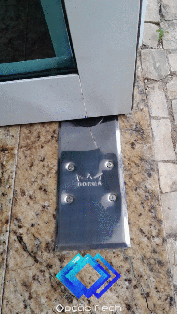 Mola Dorma Bts75 Instalada em Porta de Alumínio em Laranjeiras no Rio - Vidraçaria Opção Fech Mola Dorma Bts75 Instalada em Porta de Alumínio em Laranjeiras no Rio - Vidraçaria Opção Fech
