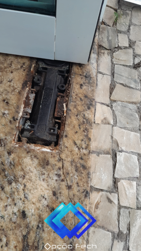 Mola de Porta de Alumínio desgastada em Laranjeiras RJ - Vidraçaria Opção Fech Mola de Porta de Alumínio desgastada em Laranjeiras RJ - Vidraçaria Opção Fech